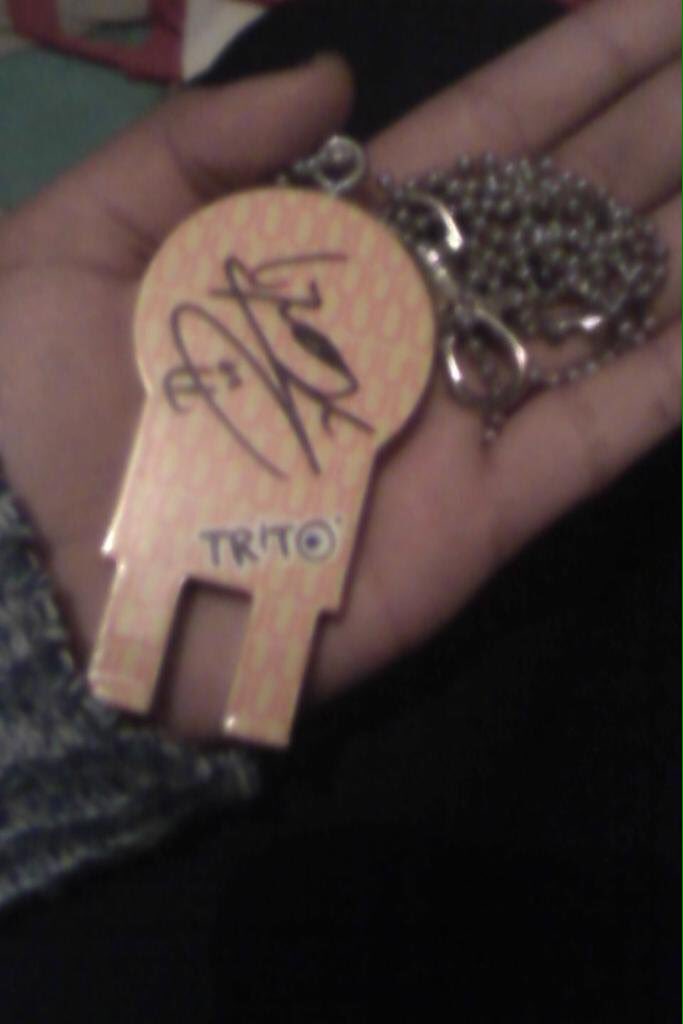 paulina_HLZNL's tweet photo. @GeorgeMxOficial hace rato me encontré esto, me lo regalaste en una reunión hace muchísimo JAJA y recuerdo que usamos el nombre de tritopaulinoabdulpanfilooyukidelriomanchadoaliasaquilesmarco. 
No sé cómo aún lo recuerdo 😂💛 https://t.co/lJqRUU383v