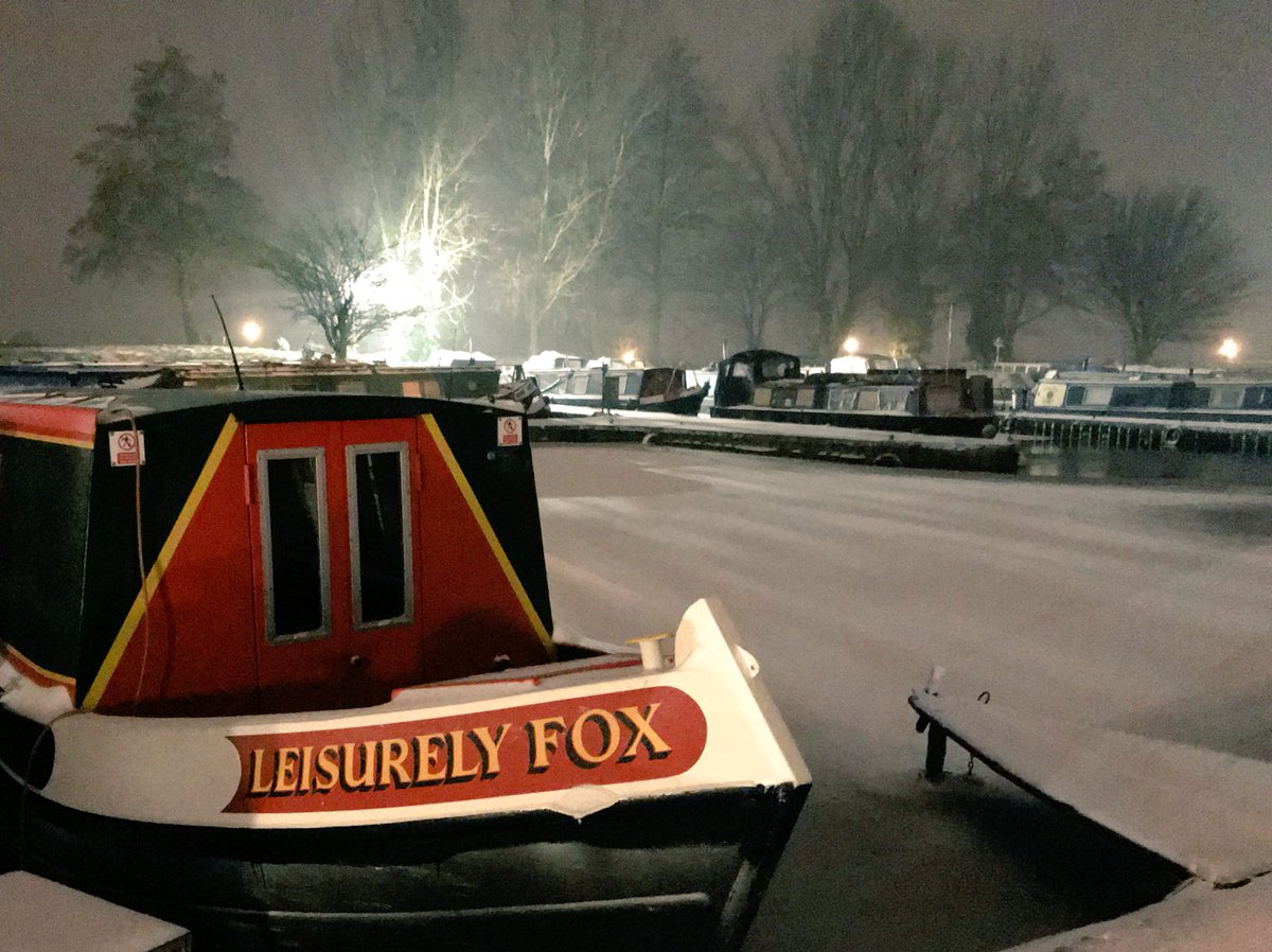 A light dusting of snow over night ❄️ @FoxNarrowBoats #beastfromtheast #snowday2018 #snowuk #cold #eastofengland #fenland #NarrowBoat #march #beautiful #boats #middlelevel ❄️