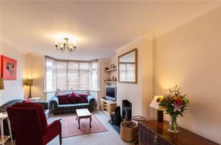mcgeachieprop's tweet photo. An extended 1930s 3-bedroom Semi Detached family home with an independent summer house/office in the rear garden, two modern bathrooms, paved off street parking for 2 cars and situated in a desirable residential area. https://t.co/sBMLBPAtlP #Twickenham #ForSale https://t.co/jk79WaPbcW