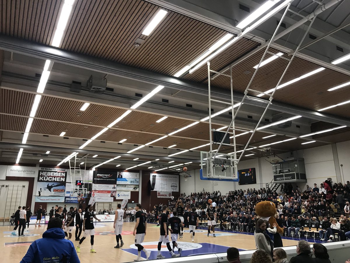 Mit 65 zu 58 könnten wir das Freitagsspiel gegen die Orange Academy aus Ulm gewinnen. Am morgigen Sonntag um 18.00 Uhr haben wir das Team der @falcons_nbc zu Gast in der Brüder-Grimm-Stadt 🏀 #hanaubebt