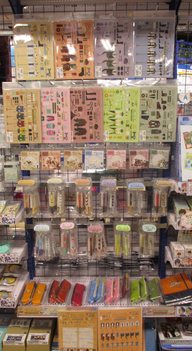 تويتر アニメイト渋谷 7 4 月 から11時開店 على تويتر グッズ情報 あんさんぶるスターズ の文房具シリーズが大好評発売中シブ ユニットの衣装やお裁縫道具がモチーフのオシャレなデザインになっております お気に入りのユニットで揃えれば可愛さ倍増シブ