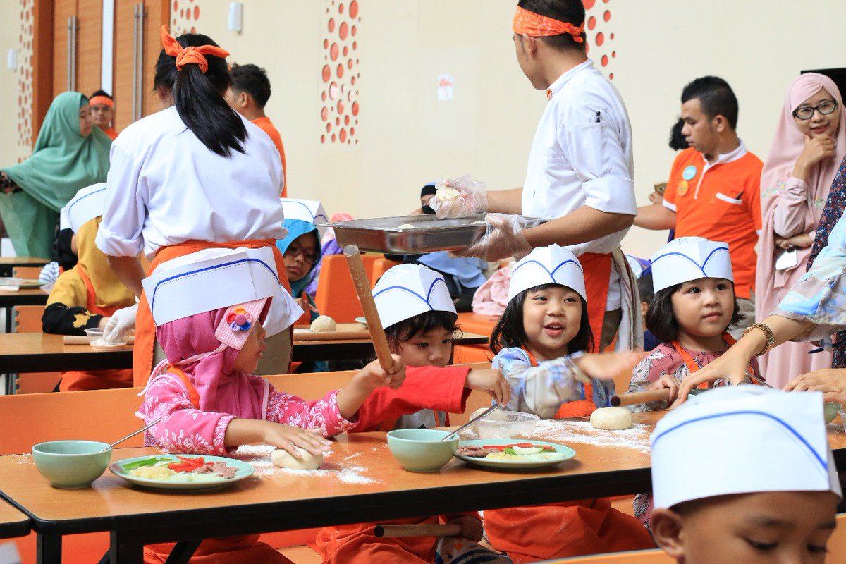 HARRIS_batamctr's tweet image. It&apos;s about the experience and the fun they get. #learnhowtocook #juniorchef #pizza #sushi #harrisbatamcenter