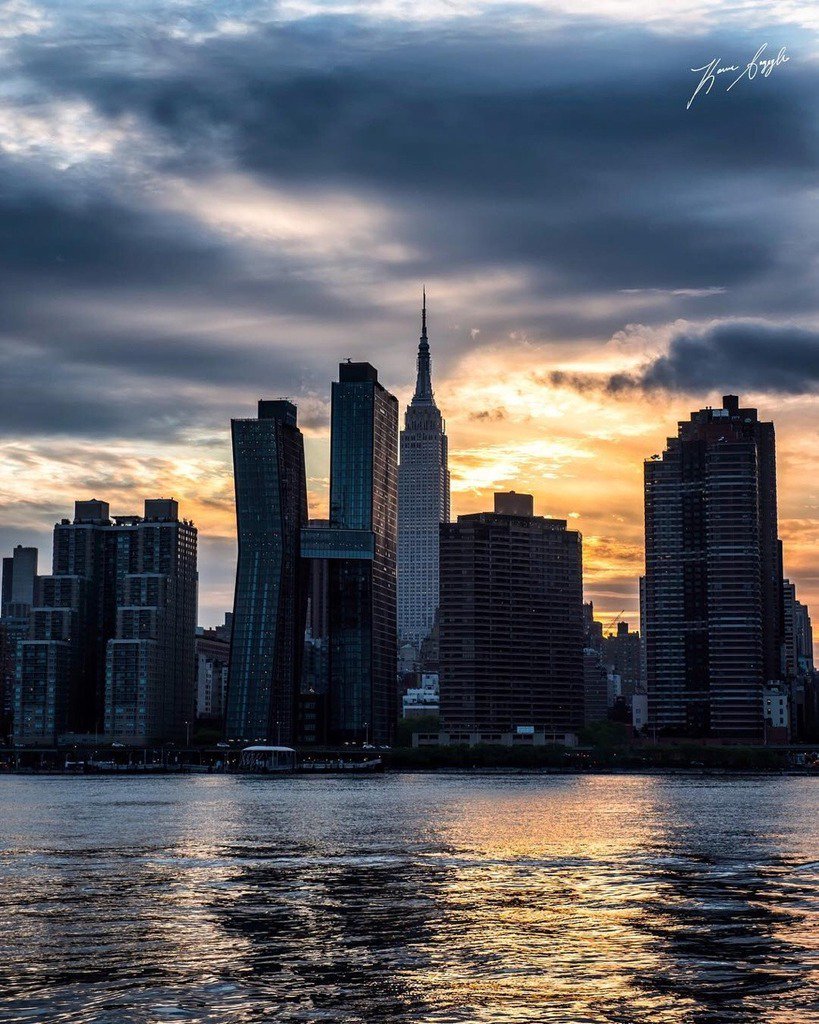 nycfeelings's tweet photo. Midtown Manhattan by @KSayeghPhoto [Enjoy +images at https://t.co/BlMDtr6pm4] | The Best Photos and Videos of New York City. https://t.co/Hsgll0j2Mt