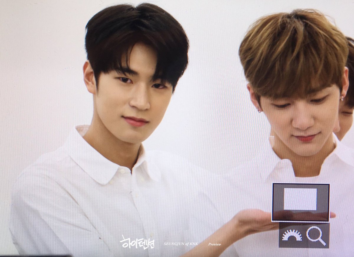 KNK_19931028's tweet photo. 180303 #크나큰 #승준 #승준짱짱 

승준 : 오늘의 지훈 
😂😅😂😅

@knkofficialYNB https://t.co/wCPO0Vh4VI