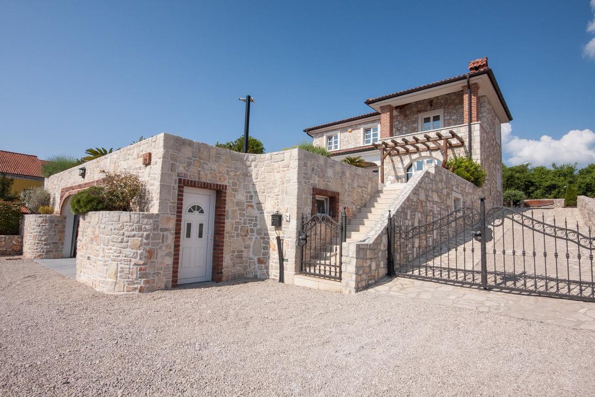 VisitKrk's tweet image. Luxury stone villa in Linardići on the island of Krk for 6 to 8 people, with private pool and jacuzzi.
More at: goo.gl/R5iKba
#VisitKrk #KrkIsland #PoolVilla