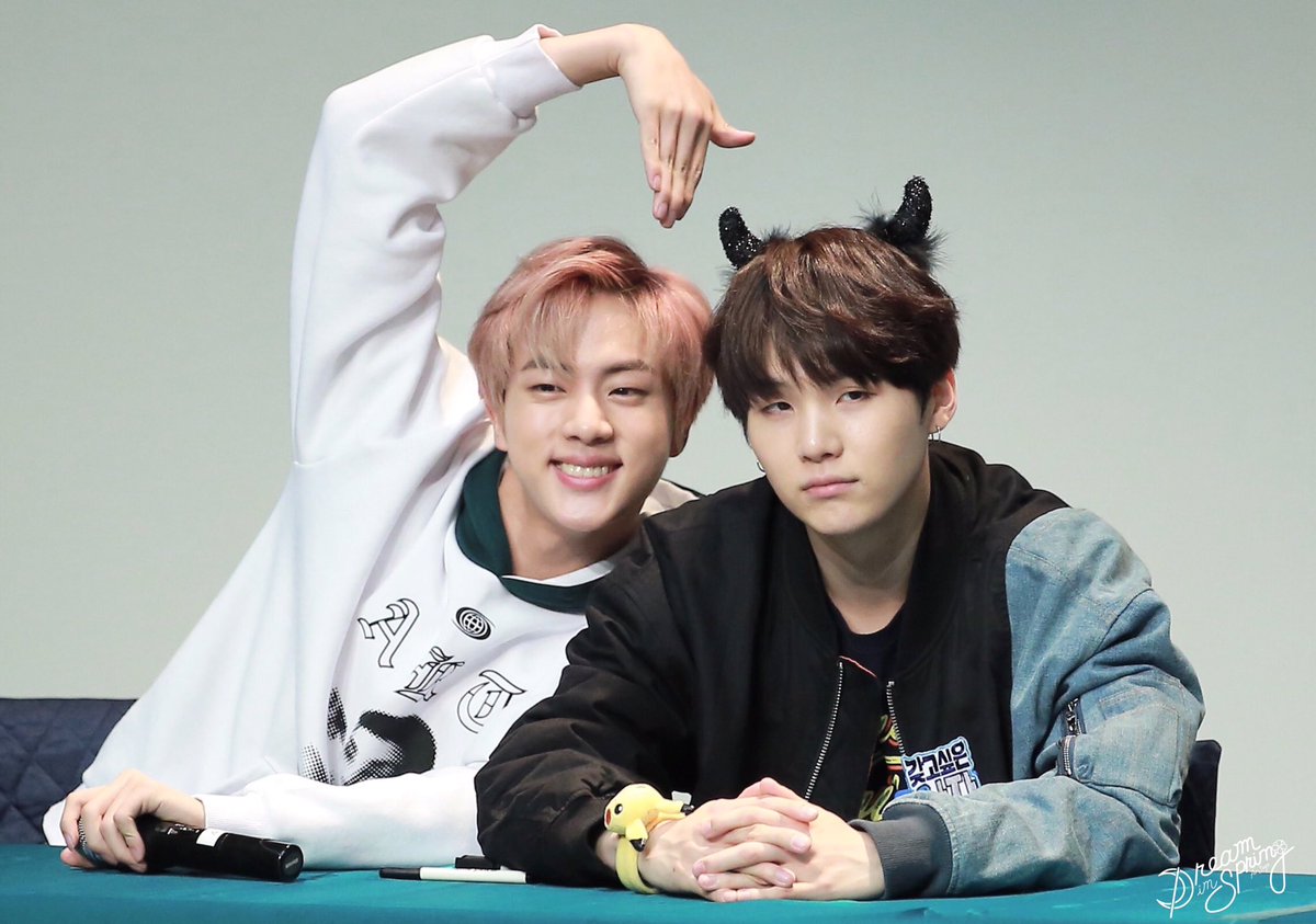 doudskie's tweet photo. #yoonjinAU
Jin's pc is in the shop and has to send a file to the PD so he borrowed Yoongi's laptop.
He didn't mean to pry but as soon as he opened the computer, he was greeted by a file.
10 Things I'm Never Telling Jin. https://t.co/WtvfhE54QR