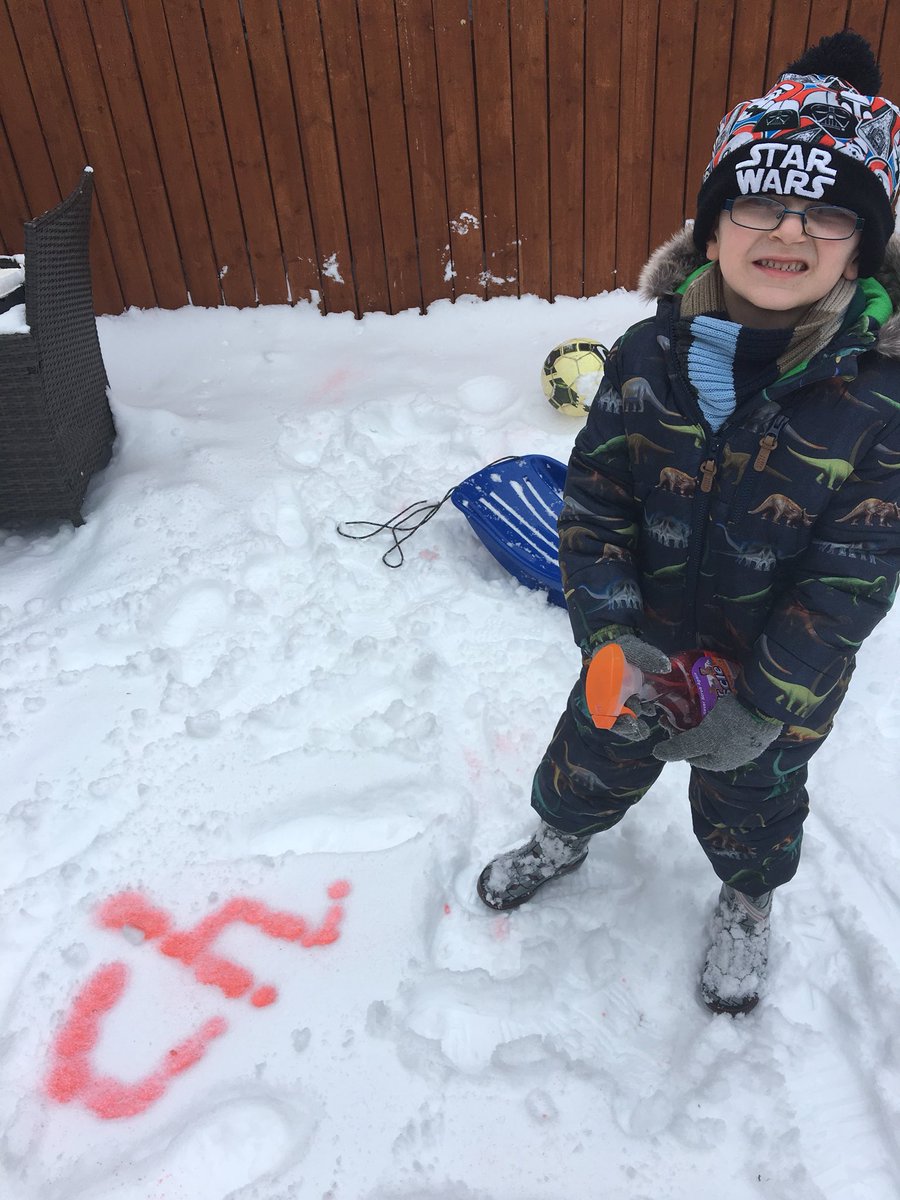 AmandaHunter75's tweet photo. @SimpsonPrimary @Miss_Wilson_P2B Jacob trying out the paint on our new igloo 😀🌨📸#SPSsnowday #SPSLovesToRead https://t.co/HfeNs03u6f