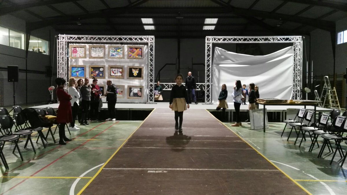 GrupoSorollaEdu's tweet photo. Todo preparado para disfrutar de la II Devesa Fashion Kids, la pasarela de moda organizada por el alumnado de La Devesa School Carlet a favor de @AspanionVLC #IIDevesaFashionKids https://t.co/3dBVANJxwJ