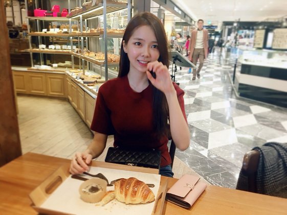 stellar_snaps's tweet photo. [HYOEUN INSTAGRAM(2P)] hyoni_0316: 엄마랑 데이트😍
#엄마가찍어줌#흔들렸지만#맘에듬 https://t.co/TFDSUb6d8v #kpopsnaps https://t.co/VpXssj91vt