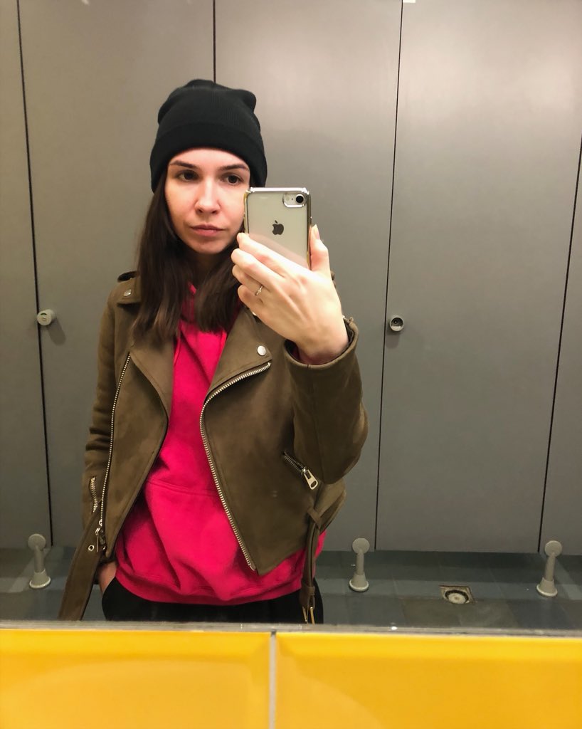 Так беспощадно мало фоточек из отпуска, что может сложиться впечатление, что мы действительно отдыхали. Поэтому вот вам туалетная себяшка из вильнюского аэропорта