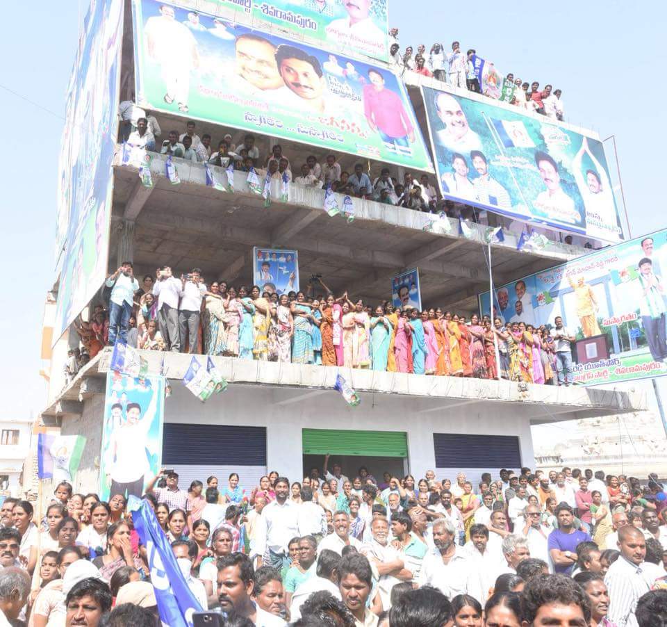 SathishVema's tweet photo. ప్రత్యేక హోదా ఉదృత పోరుకై ఢిల్లీకి పయనం.
జై ఆంధ్రప్రదేశ్
#PrajaSankalpaYatra
#WithJaganForSCS https://t.co/VeOzZJhEbO