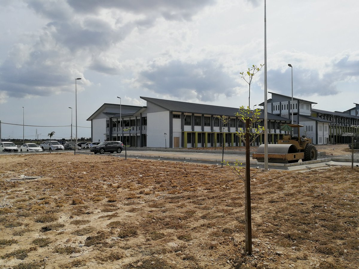 Lawatan kerja KPKR <a href="/RoslanMdTaha/">Roslan Md Taha</a> ke projek pembinaan SMKA Jerlun Kedah. KPKR memantau kerja2 mutakhir &amp; beri saranan penambahbaikan rekabentuk bg projek masa hadapan spt mainhole tgh jln, tiang utama dewan. Projek jangka siap April 2018 <a href="/PetraJayaMP/">Fadillah Yusof 🇲🇾</a> <a href="/DrAliHamsa/">Ali Hamsa #YNWA</a> <a href="/KemPendidikan/">KPM</a>