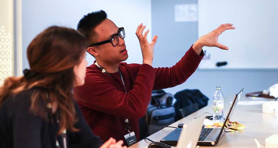 Vilka samhällsutmaningar vill du lösa med hjälp av myndigheters öppna data under Hack for Sweden 2018 ? Här syns tävlingsdeltagare i arbete under Hack for Sweden 2017. Foto: Hack for Sweden, Stefan Lundaahl.