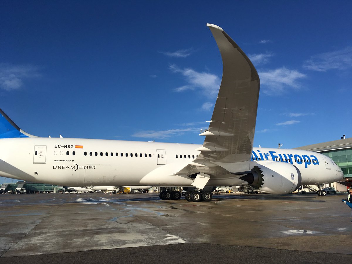 gportero's tweet photo. @AirEuropa @controladores @AeropuertoBCN Bienvenido a Barcelona #B789 #ECMSZ #Dreamliner https://t.co/7qDGWvWK7i