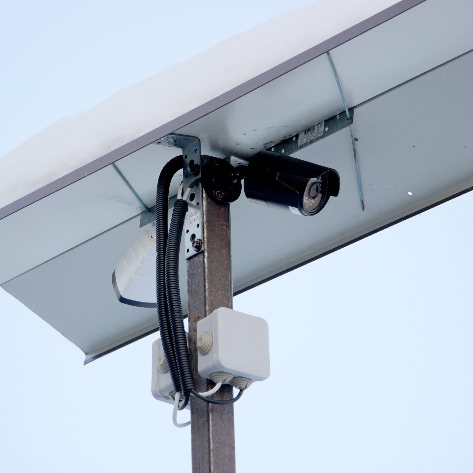 Мачта под камеру видеонаблюдения. Видеонаблюдение мачта. Столб для камеры видеонаблюдения. Камера видеонаблюдения. Крепление на столб для видеокамер.