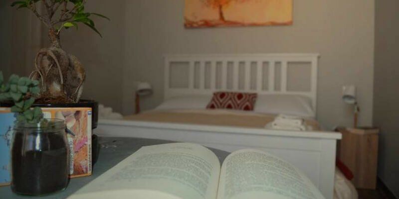 Libreriamo's tweet photo. A #Catania alla classica formula del #Bed&amp;Brekfast, si è voluto dare spazio a una nuova forma di ospitalità. Stiamo parlando del #BedBook&amp;BreakfastLandolina https://t.co/IWLcWyIQm0 https://t.co/GQw8VTkbcs