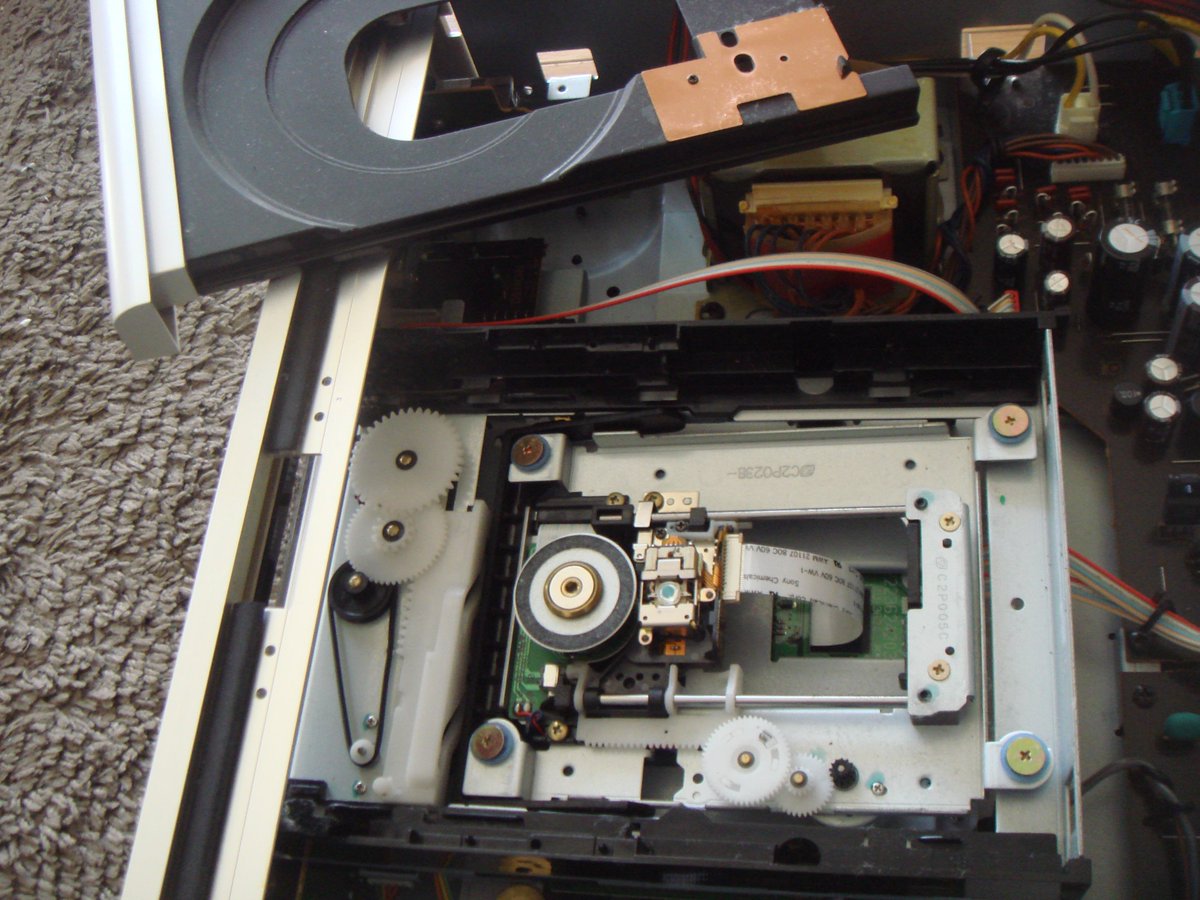 DENONのCDプレーヤー(DCD-1500AE)のトレーが出なくなったので、原因と