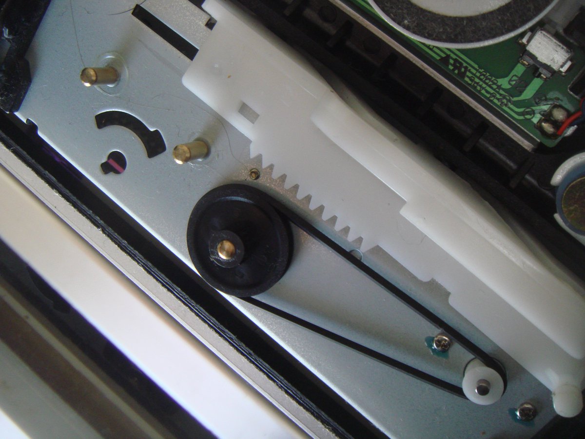 DENONのCDプレーヤー(DCD-1500AE)のトレーが出なくなったので、原因と