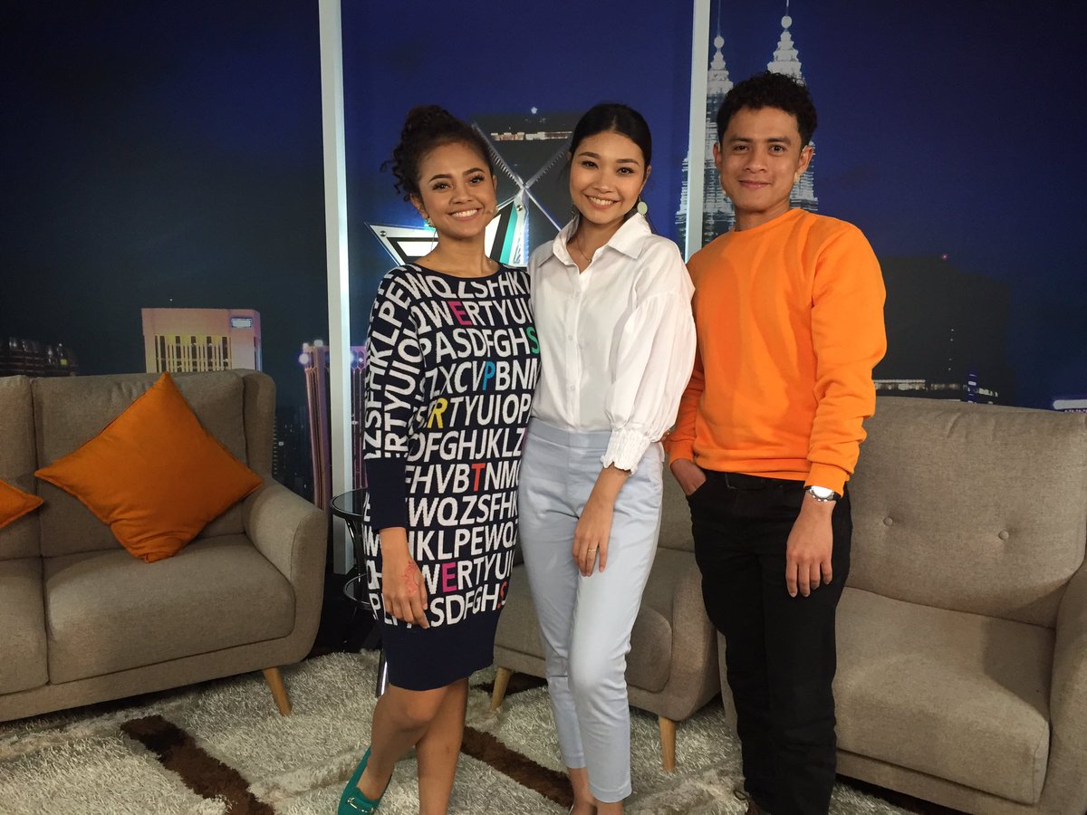 KLTV_MY's tweet photo. Apa yang menarik minggu ini dalam #KLTV_my bersama @shacatwork dan @fizafrizzy ? Si kacak @alvinchong123 dan Si cantik @nina.nadira ada jugak tau! Jangan lupa tengok esok @kltv_my jam 10 malam di @hyppinspirasi . https://t.co/tqhdVUdy1K