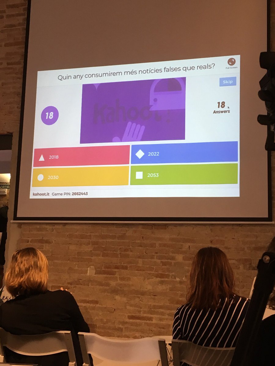 ideograma's tweet photo. .@eli_vivas hace un juego en directo con los asistentes al #ODD18Bcn. Tiene mucho éxitos. Todos conectados 📲 https://t.co/n34NOGxhwI