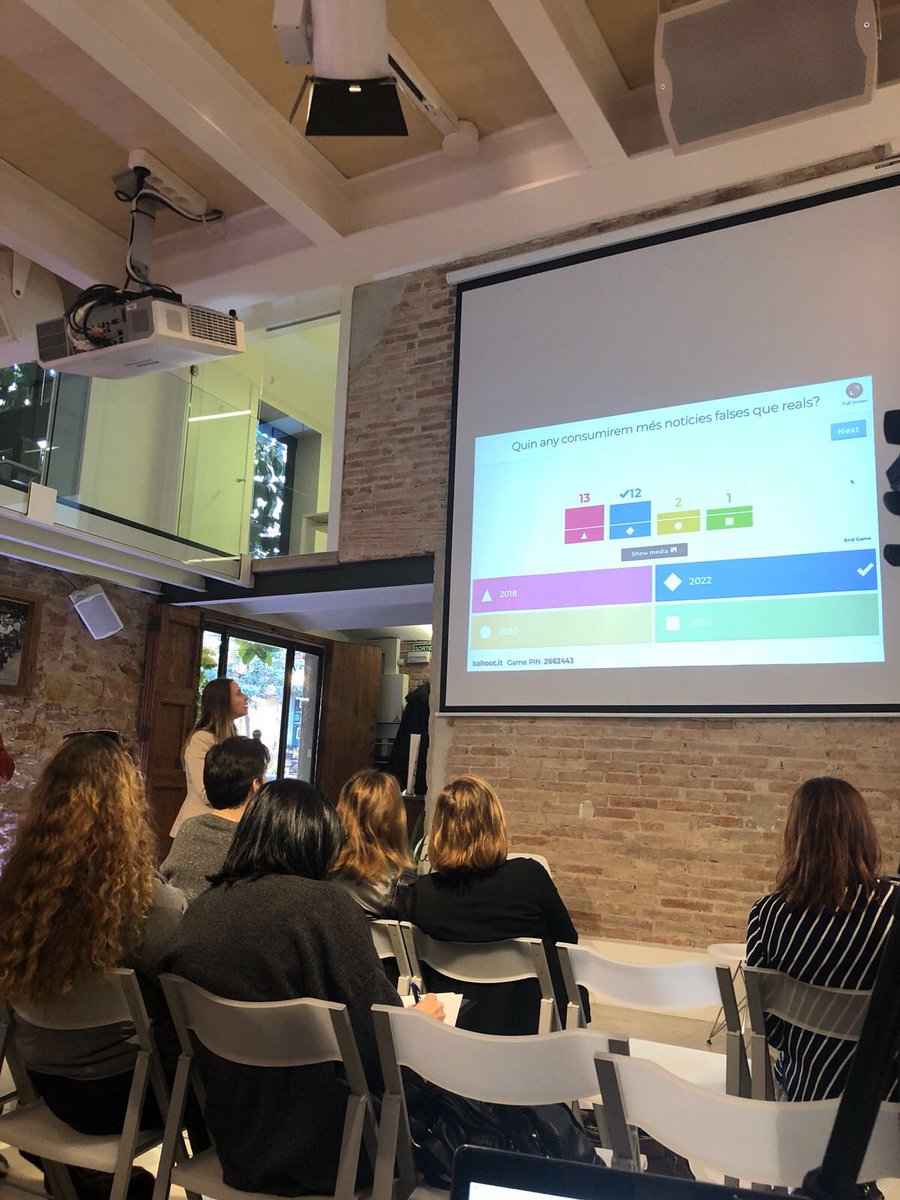 ideograma's tweet photo. .@eli_vivas hace un juego en directo con los asistentes al #ODD18Bcn. Tiene mucho éxitos. Todos conectados 📲 https://t.co/n34NOGxhwI