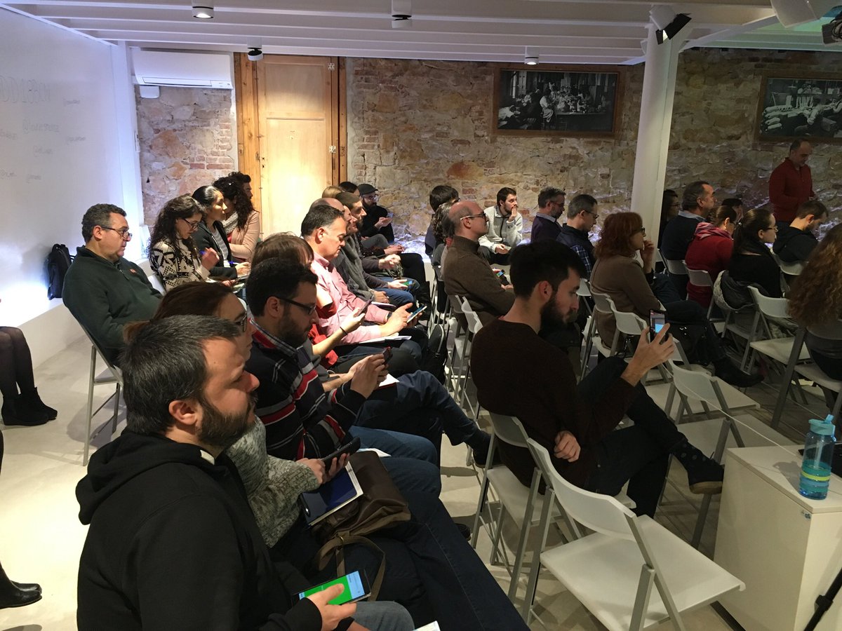 ideograma's tweet photo. .@eli_vivas hace un juego en directo con los asistentes al #ODD18Bcn. Tiene mucho éxitos. Todos conectados 📲 https://t.co/n34NOGxhwI