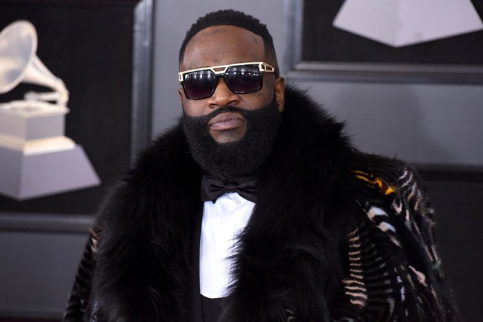 BDozen's tweet photo. #GetToKnow Rick Ross anaendelea vizuri baada ya kuanguka akiwa nyumbani kwake, taarifa zinasema Rozay anasumbuliwa na tatizo la kushindwa kupumua na kupoteza fahamu. Rapper Fat Trel amesema amezungumza na boss huyo wa MMG na kwamba anaendelea vizuri
#BroughtToYouByDozenSelection https://t.co/TFsZlWFTv0