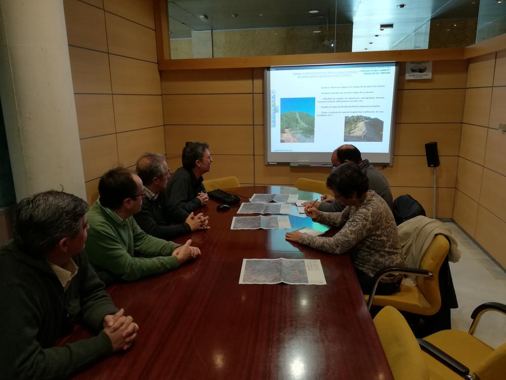 Plan_INFOCA's tweet photo. Hemos tenido la visita en el COR del Instituto da Conservaçao da Natureza e das Florestas, Portugal, interesado por el proyecto RAPCA. Realizamos una salida al campo para ver los trabajos realizados por los pastores con sus ovejas. Limpieza d combistible vegetal d los cortafuegos https://t.co/2UEE8l2XYl