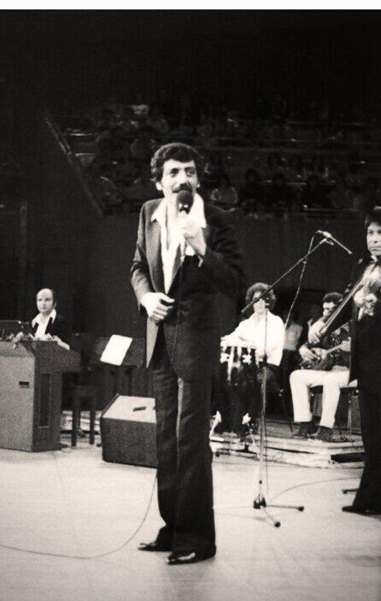 #MüslümGürses 
Fukara otobüslerin,fiyakalı sesi.
Sigaramın sönmeyen ateşi.
Sadece deplasman otobüsleri mi?
Bütün garipler öksüz sensiz.