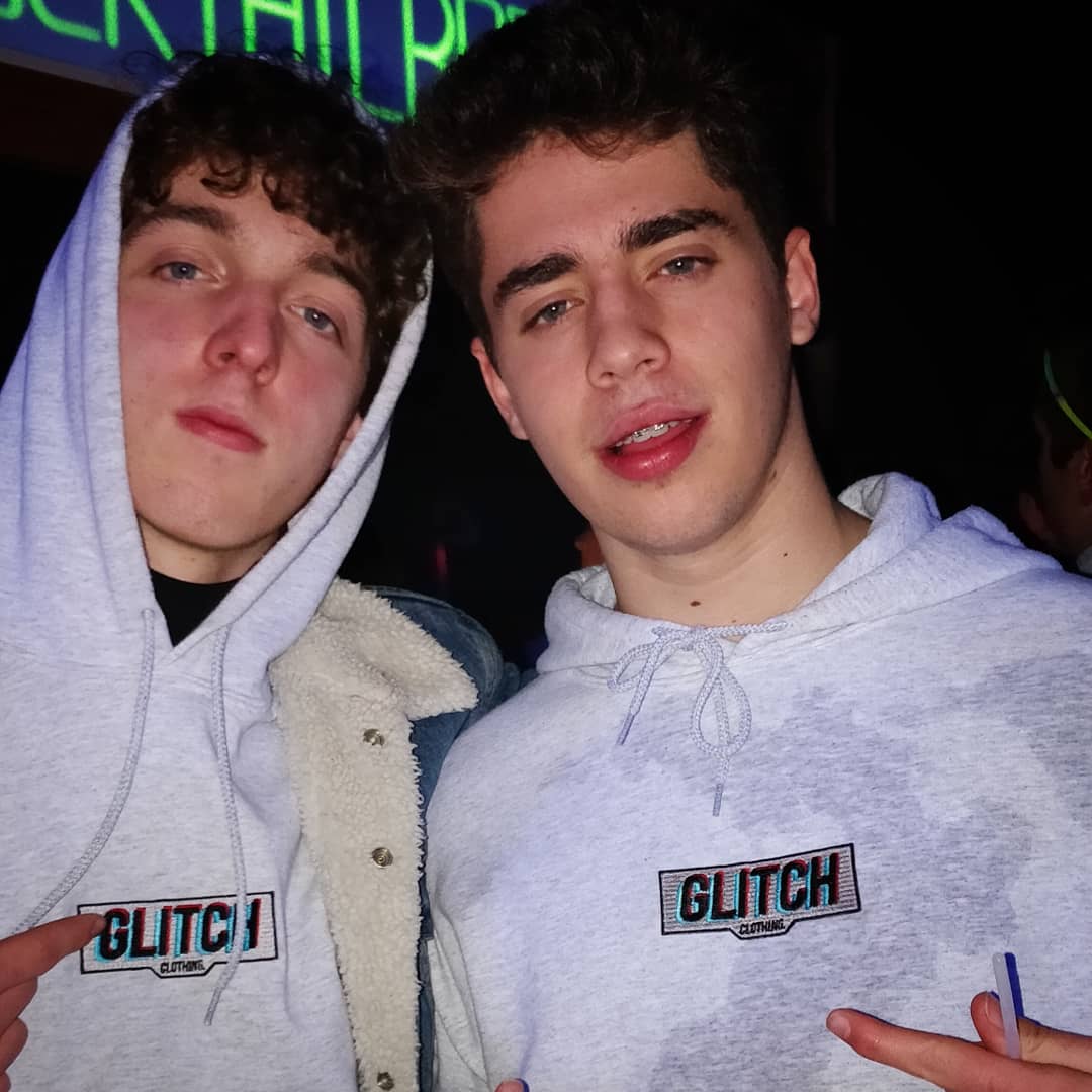 Matthiasvollon's tweet photo. Jullie beseffen ni hoe blij ik word wanneer ik mensen in mijn kleding zie feesten wjw i love jullie https://t.co/9WnRVc3mkL