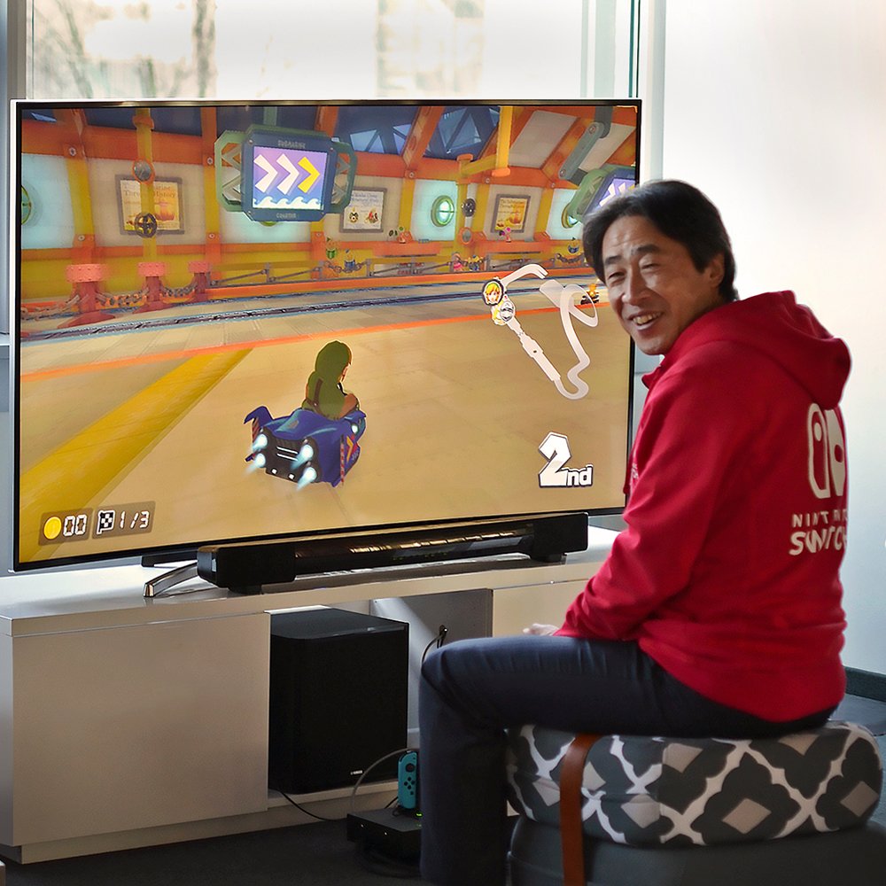 NintendoES's tweet photo. [Satoru Shibata] ¡Hoy es el primer aniversario de #NintendoSwitch! ¡Espero que estéis disfrutando de vuestros juegos favoritos donde, cuando y como queráis! https://t.co/hmRBzjYnTV