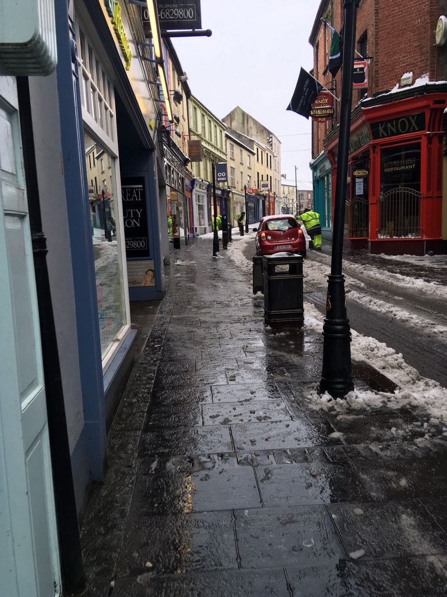 ClareCoCo's tweet photo. Crews are presently working to clear streets and footpaths of snow in Ennis and other main towns. All roads being treated by gritter trucks @merrionstreet #stormemma https://t.co/1osIIiEUWf