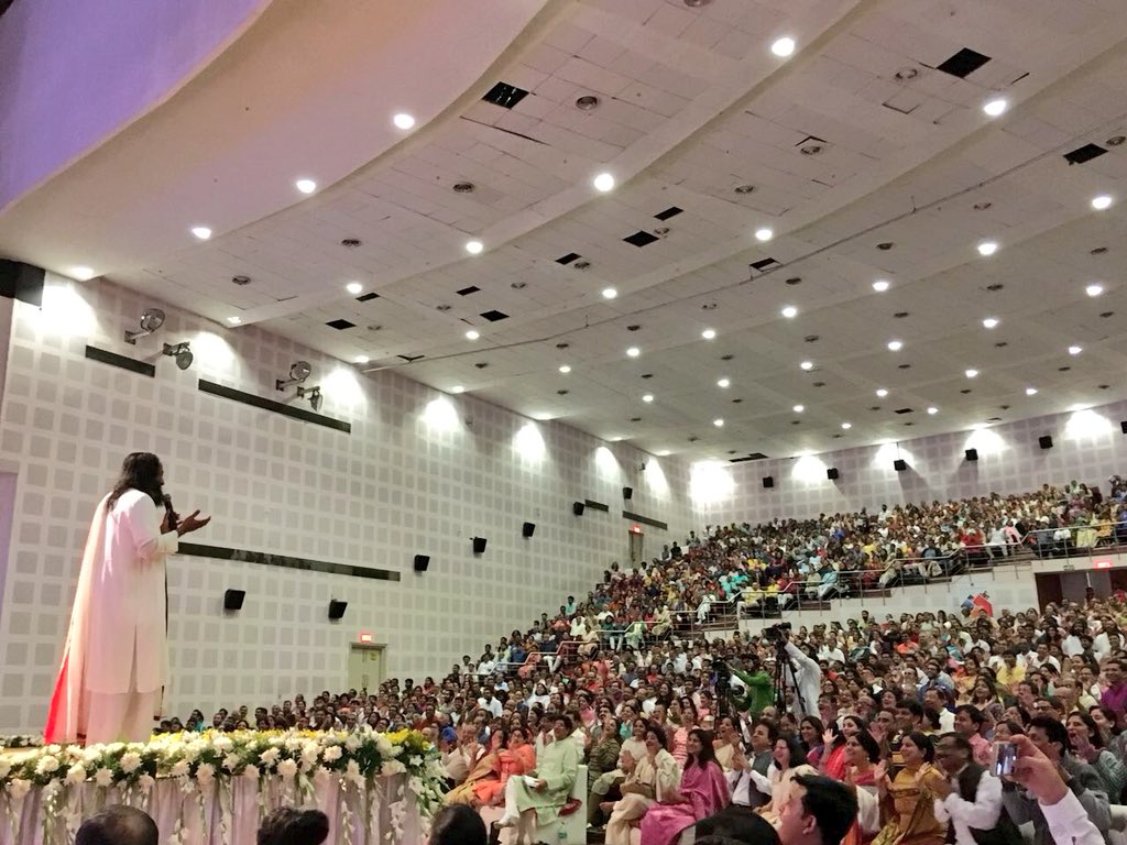 Gurudev's tweet photo. 3,000 people from across the National Capital Region attended the Vigyan Bhairav discourse at the Jawaharlal Nehru Stadium Auditorium in New Delhi. https://t.co/2IhWe4dUxz