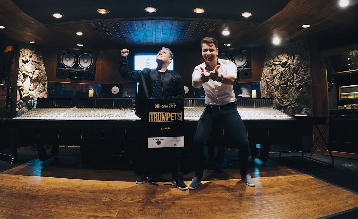 salvi_music's tweet photo. Felicidades @AARPAmusic espero continuar viviendo experiencias contigo 🔥🔥🔥 @barnaton #paramountrecordingstudios https://t.co/JOdoOjQWDh