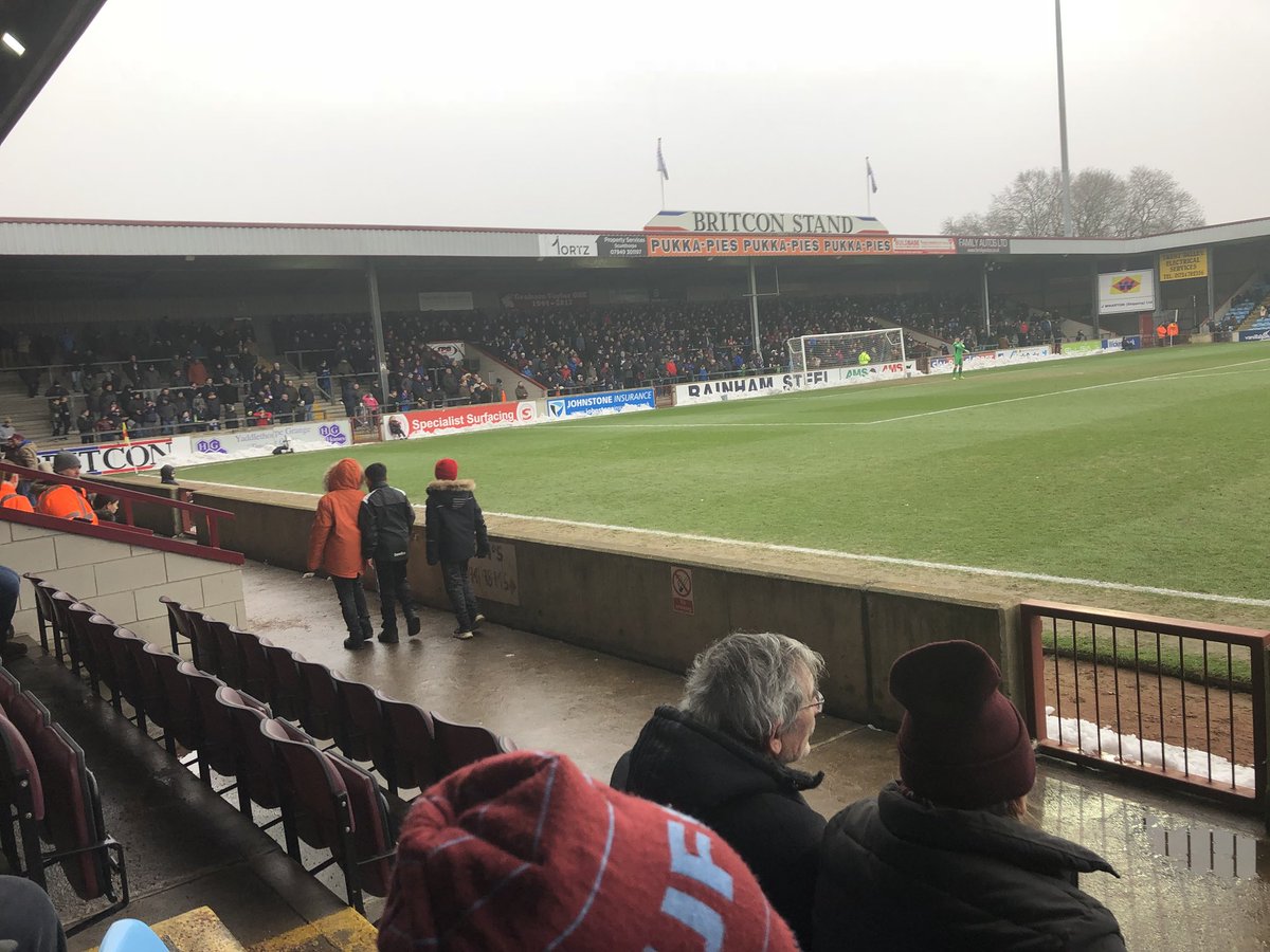 HipHoppingYorks's tweet image. It’s no @frickleyafc but it’s football, well done @SUFCOfficial for getting the game on and @OfficialOAFC and fans for getting here. #SnowProblem #IGot99ProblemsButThePitchAintOne #TheBeastFromTheEast