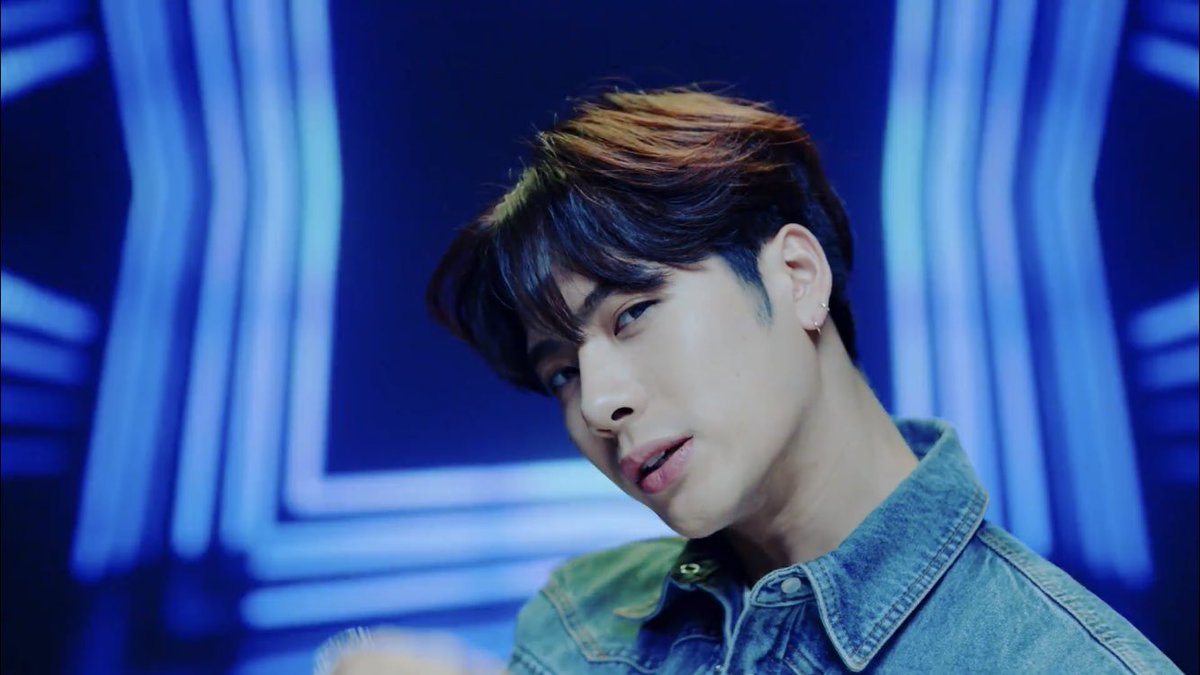 wjepapillon's tweet photo. the same look but completely different feel how does he do it #EyesOnJackson https://t.co/3l0iQh7ohJ