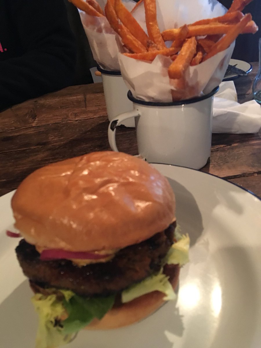 claireno2's tweet photo. Amazing as always @grazebridgnorth #bestburgers #shropshirefood #nocookingweekend ;) https://t.co/cnSct0zNq5