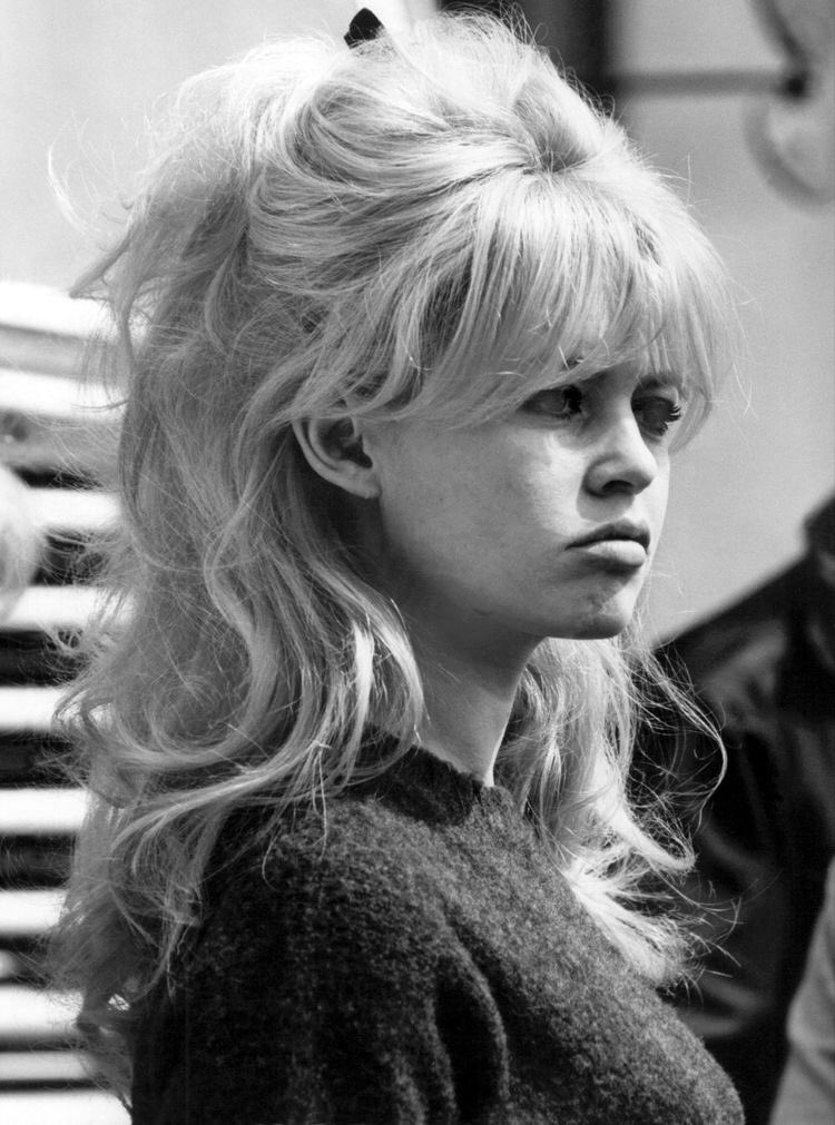 bobbypinsco's tweet photo. I had a dream my hair was thick and amazing.. like black Bridget Bardot hair.. then I woke up.. 😭 https://t.co/REsG1T27iS