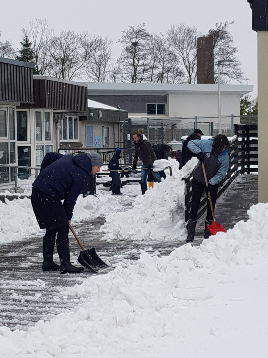 ajking1970's tweet image. @antonine01 our work is done! 😀 There are now paths right round the school 👍 Brilliant teamwork and great banter! #snowarmy #teamwork