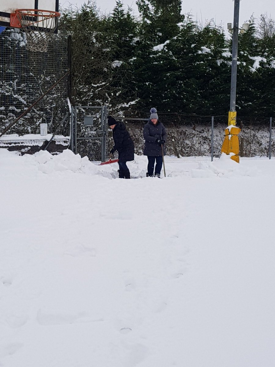 ajking1970's tweet image. @antonine01 our work is done! 😀 There are now paths right round the school 👍 Brilliant teamwork and great banter! #snowarmy #teamwork