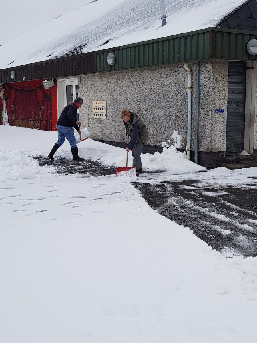 ajking1970's tweet image. @antonine01 our work is done! 😀 There are now paths right round the school 👍 Brilliant teamwork and great banter! #snowarmy #teamwork