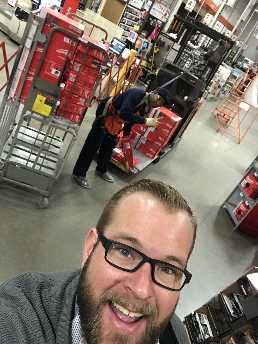 TosaDepot's tweet image. EVEN EARLIER!!! 5:05AM, and I caught Myron on the freight team with a #safetyknife, using #gloves and properly #harnessed while working #freight... that’s a LOT of #safety in one #selfie!!! #showmesomeGLOVE #safetyselfie #LetsDoThis @jeremy_gehrke @ryan3040 @jonbaumann304