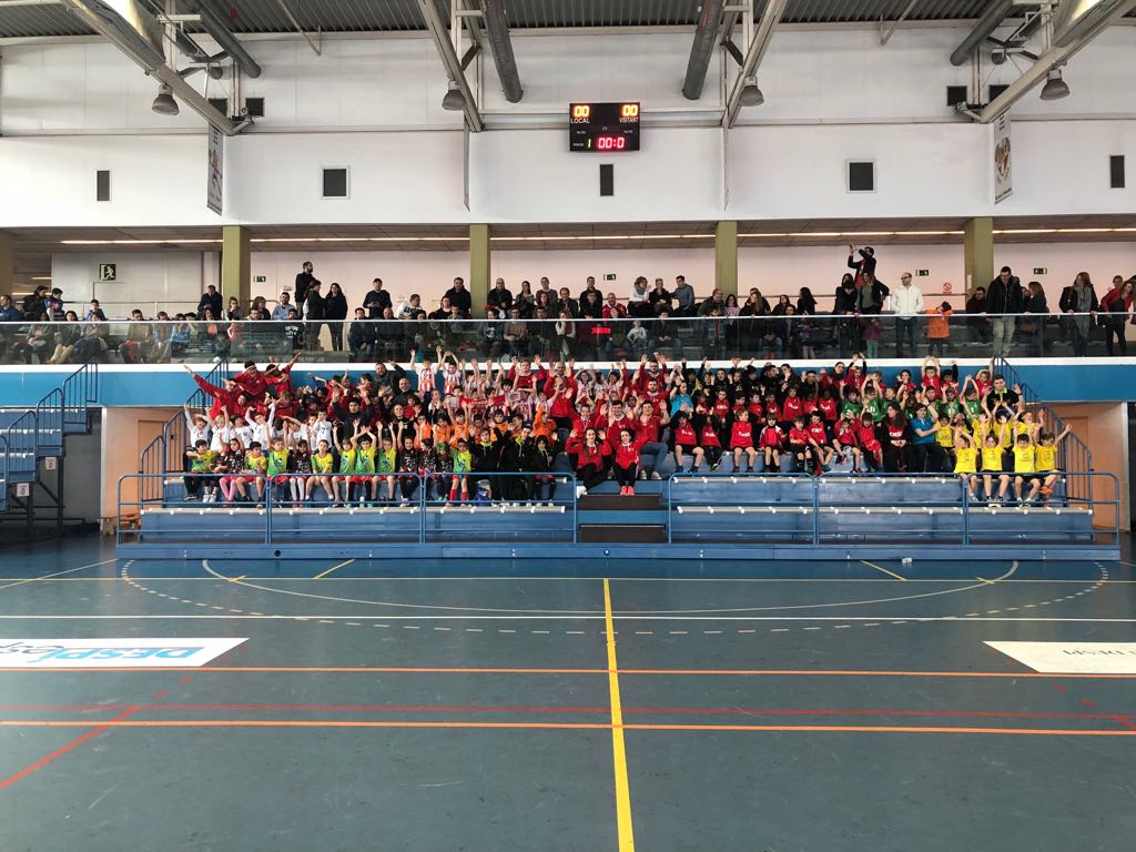 handbolsjd's tweet photo. 🤾🏼🏆Fotografia general amb tots/es els participants a la trobada prebenjamina 2018. Més de 170 jugadors/es d'aquesta categoria. 
#verdplay @mercaestalvi https://t.co/lrZCYtUzLI