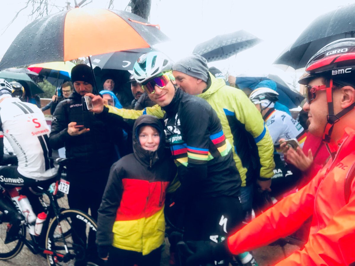 velomedia2010's tweet photo. Velomedia (en kidz) was bij de start van de @StradeBianche Wordt een zware 🚴‍♂️🌧 Morgen zelf. https://t.co/TH5qYLWFgi