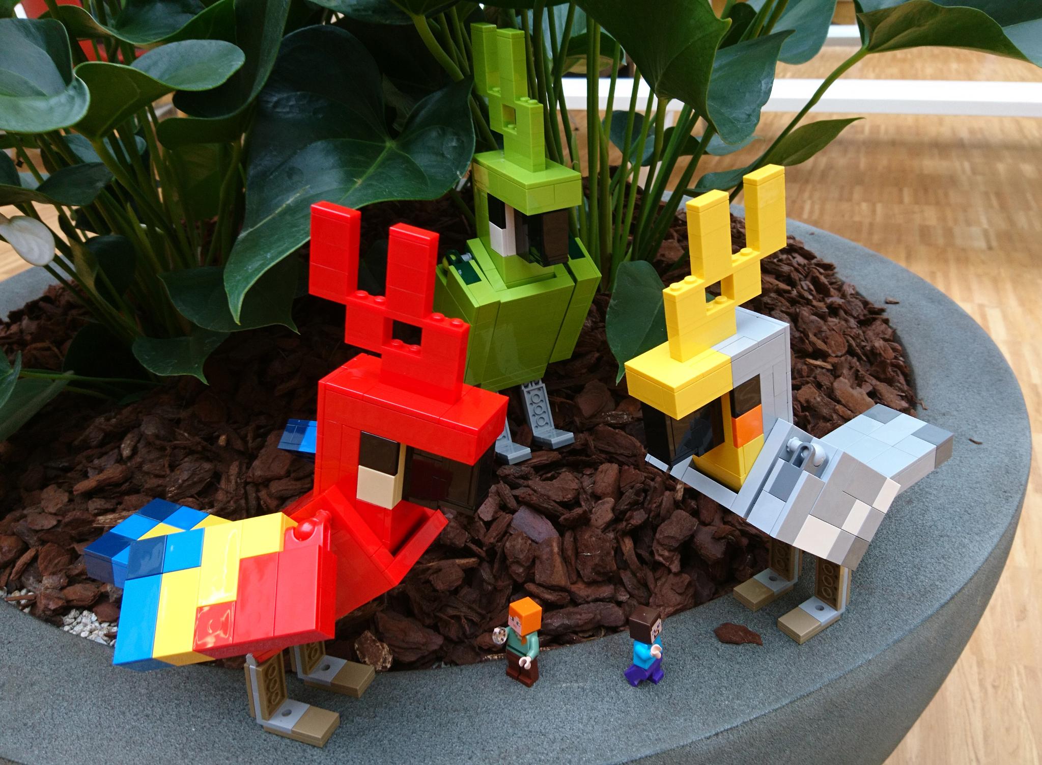 Lego We Re Loving These Life Size Parrots Created By Talented Lego Minecraft Designer Legominecraft Minecraft T Co Atitpv4twf Twitter