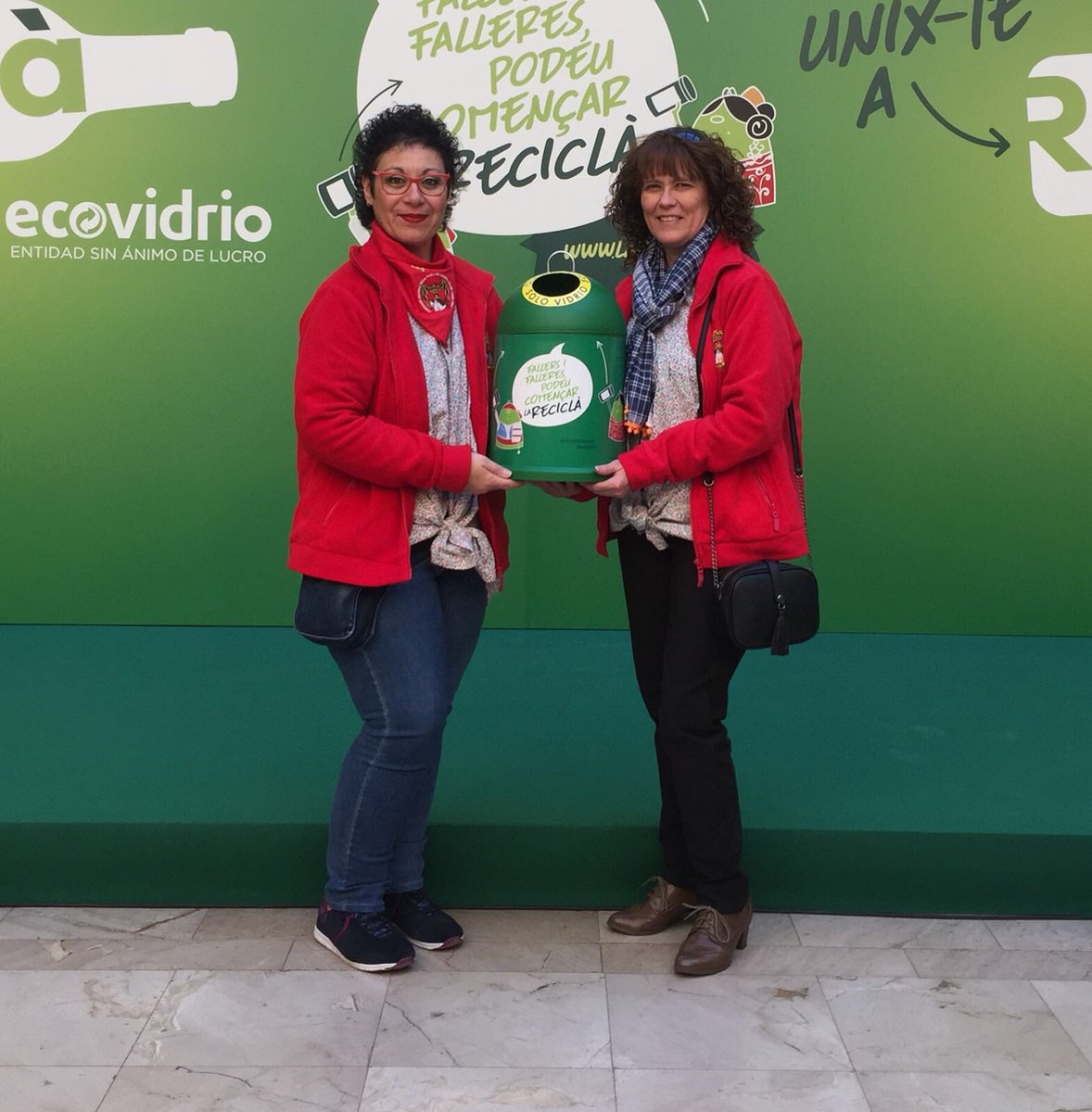 Esta mañana, nuestras Secres han recogido el banderín de la Reciclà, como premio por la cantidad de vidrio que reciclamos!!

Enhorabuena a toda la Comisión!!

#fallaplazasegovia #LaRecicla <a href="/JCF_Valencia/">Junta Central Fallera</a>
