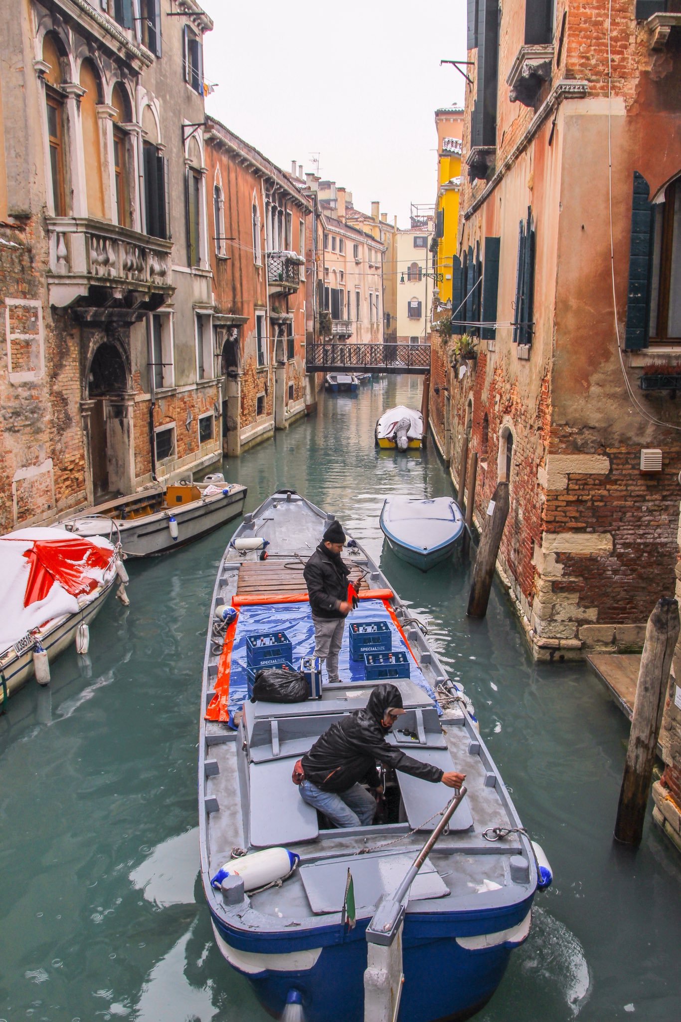 一龍 フォトジェニック旅9日目 イタリア ヴェネチアにて 水の都は水路 に水があるだけだと思ってましたが空からもたくさん水が落ちて来ました それでも水路にちょっと興奮 異空間 ベネチア バックパッカー 雨 T Co 6qnmsssxxs Twitter