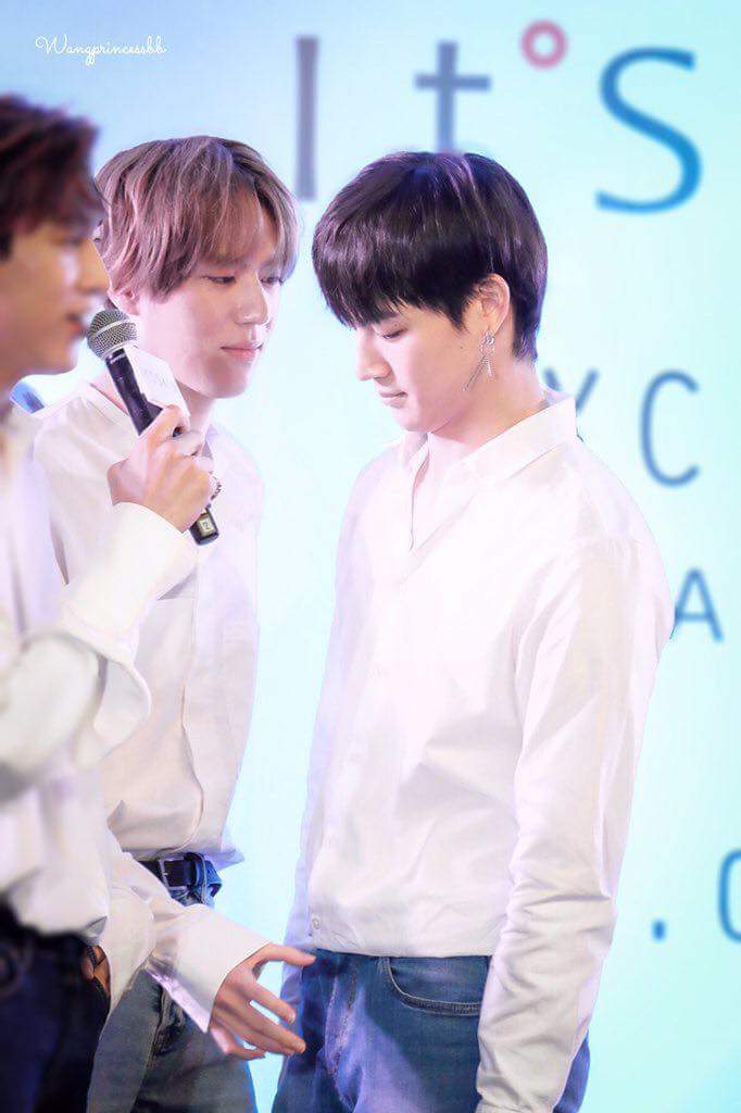 nareeratt_b's tweet photo. โอ้ยยยย ยูคยอมมมมมมทำไมเอามือไปตรงนั้น  อ้ากกกกก ภาพนิ่งก็ทำใจนูน่าสั่นได้นะ ฮืออออ เห็นภาพนี้แล้วลุ้นชห.เลยค่ะ จับไม่จับ  5555555555555555555555555 https://t.co/YWO4wHajjs