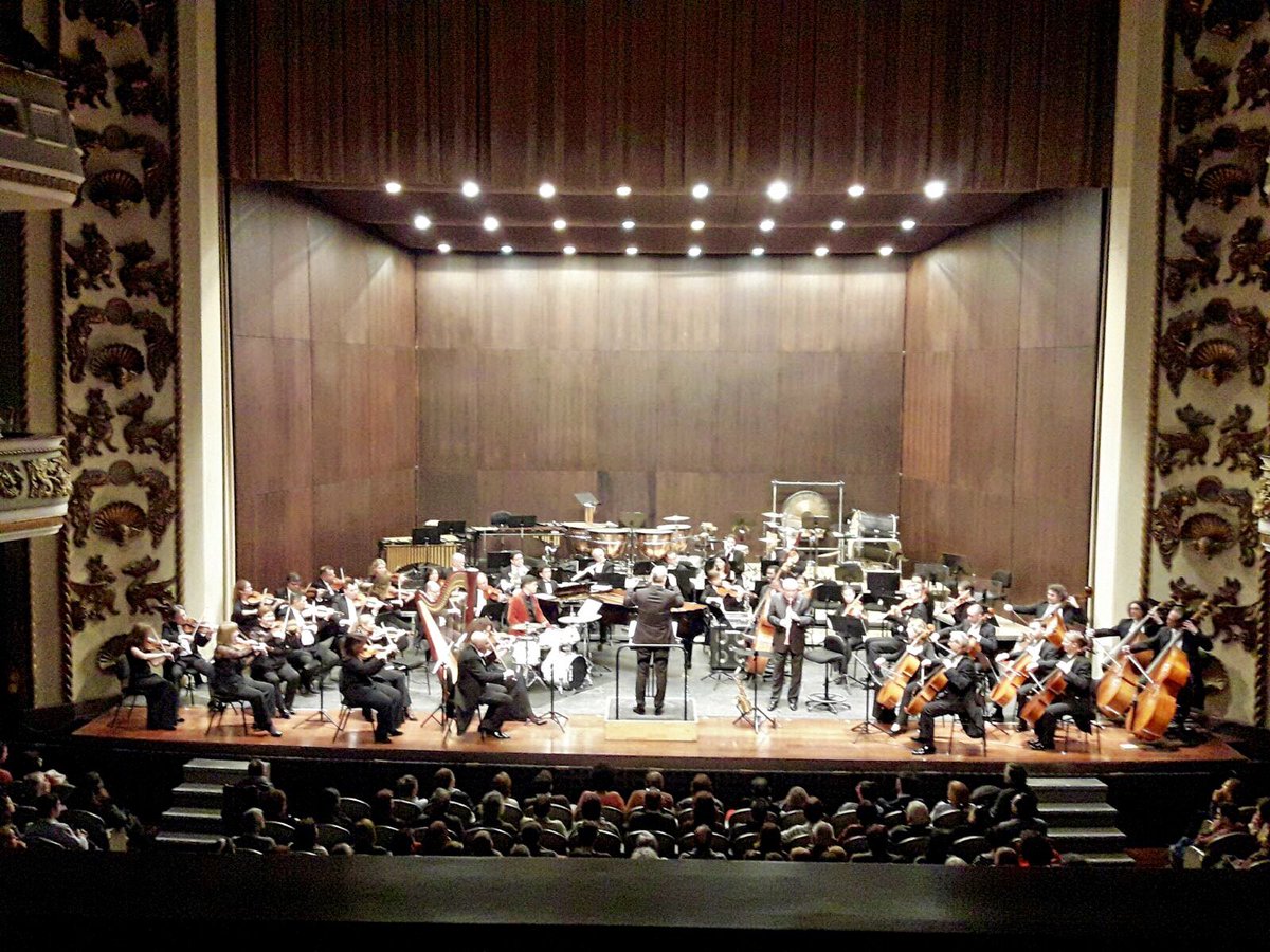 Onte no <a href="/TColonCoruna/">Teatro Colón Coruña</a> gozamos coma ananos coa excepcional <a href="/rfgalicia/">Real Filharmonía de Galicia</a> (co amigo Afonso Morán)
e <a href="/vicentalbe/">vicent alberola</a> acompañando o Mestre <a href="/PaquitoDRivera/">Paquito D’Rivera</a> e ao Pepe Rivero Trío. Prodixioso o pianista <a href="/rivero_pepe/">pepe rivero</a>. Beleza e emoción!