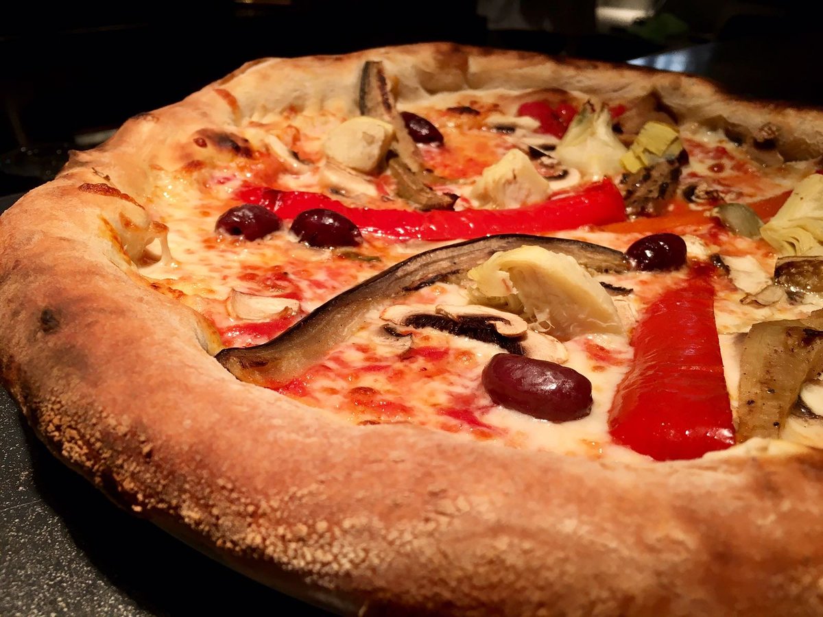 gruppogmi's tweet photo. ¡¡Marchando una pizza vegetariana!! ¿Quién la quiere? ☝

Especialidades de la cocina italiana 🇮🇹 en @_gallinabianca

Ven, disfruta y seguro que repetirás 😊 https://t.co/VQYYe5Gz0t